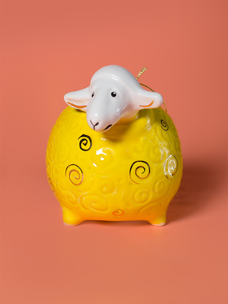 Ёлочная игрушка «Жёлтая овечка» с жёлтой глазурью и золотом